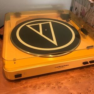 Audio Technica AT-LP60 BT wireless Turntable Yellow